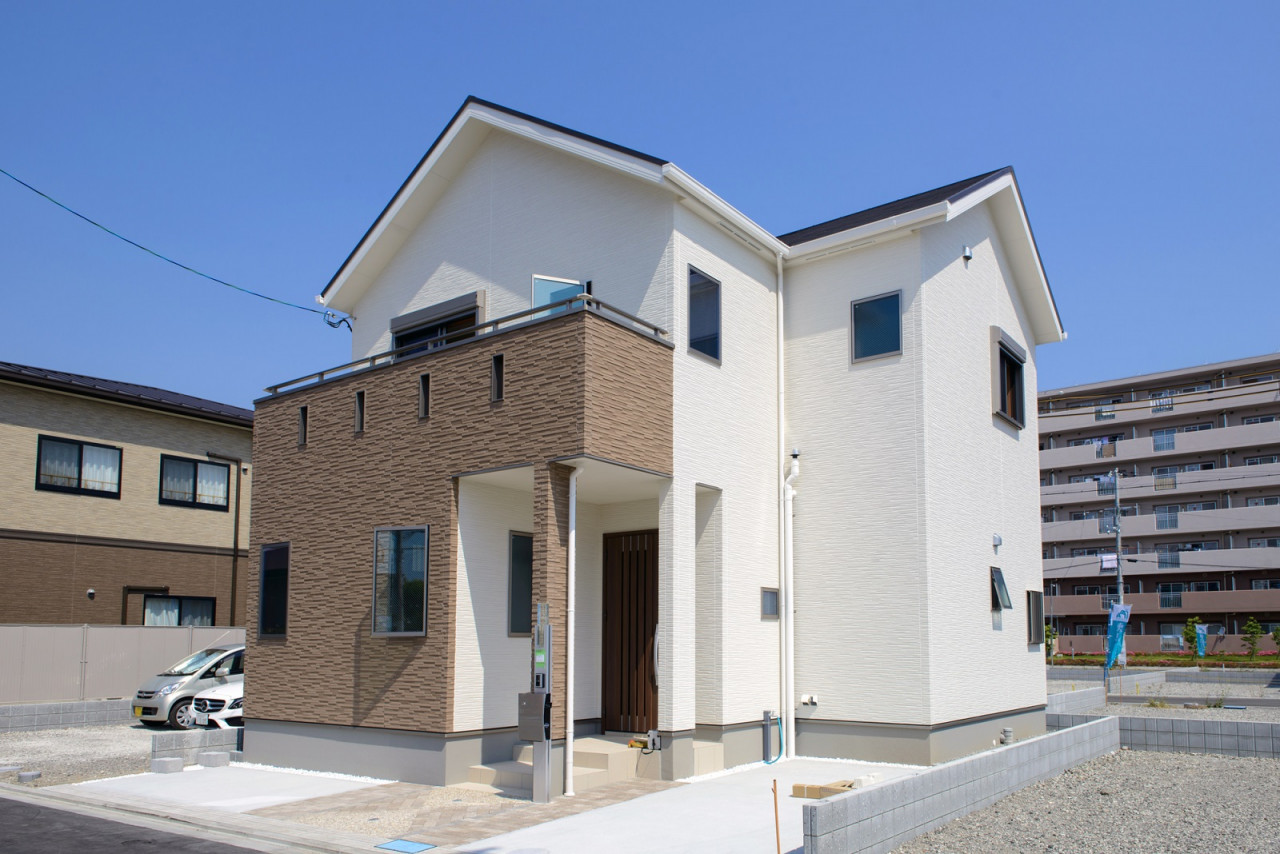 外壁工事をするショベルカー